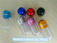 Leeren Sie kleine Medizin-Flaschen-Plastiktablettenfläschchen mit roter/blauer/purpurroter Kappe