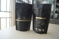 Kaffeebohne, die den schwarzen verpackenden Folien-Mattbeutel verpackt, stehen oben Entgasungsventil