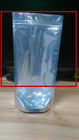 Die Imbiss-glatten silbernen Plastikbeutel, die Noni verpacken, stehen oben Beutel mit Reißverschluss