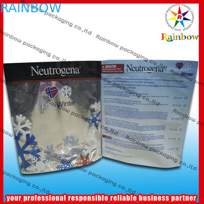 Folie stehen oben die kosmetische Verpackentasche, die mit Reißverschluss für Perlen-Pulver aufbereitet wird