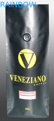 Die silbrigen Vakuumdichtungs-Teebeutel, die Mattende verpacken, stehen oben mit Entgasungs-Ventil