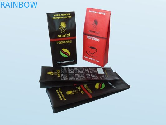 Die silbrigen Vakuumdichtungs-Teebeutel, die Mattende verpacken, stehen oben mit Entgasungs-Ventil