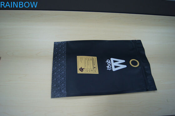 Plastikbeutel Moyee, die Mattschwarzes verpacken, stehen oben Beutel mit Ventil-Kaffee-Tasche