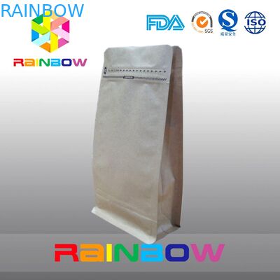 Unterer Keil stehen oben Taschen mit Reißverschluss für den Kaffee, der mit Ventil verpackt