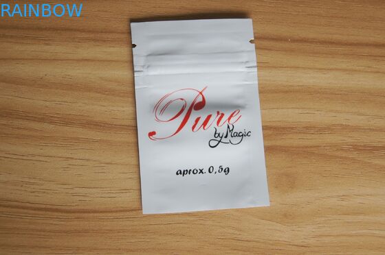 Das glänzende weiße kleine Düngemittel mit Reißverschluss, das Plastikselbstdichtung verpackt, sackt Klage für wachsende Anlagen ein