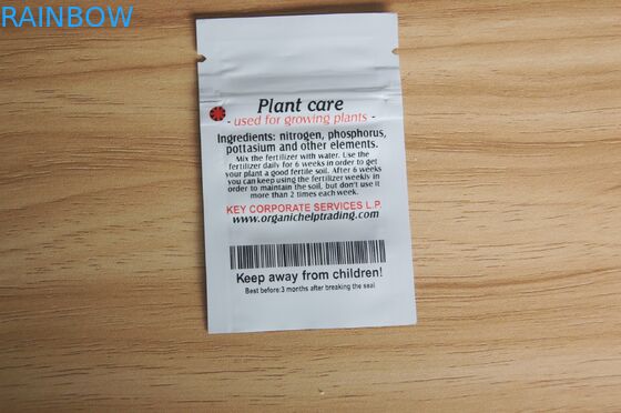 Das glänzende weiße kleine Düngemittel mit Reißverschluss, das Plastikselbstdichtung verpackt, sackt Klage für wachsende Anlagen ein