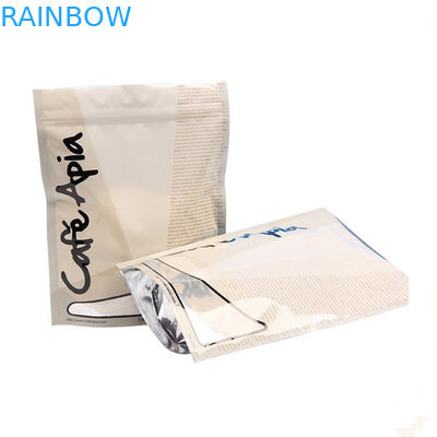 Würdevolle gebogene Lipton-Tee-Verpackentaschen stehen oben den besonders angefertigten Beutel