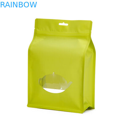 Verpackentaschen des Kraftpapiertees stehen oben Aluminiumkunststoffgehäusetaschen mit Reißverschluss