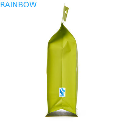 Verpackentaschen des Kraftpapiertees stehen oben Aluminiumkunststoffgehäusetaschen mit Reißverschluss