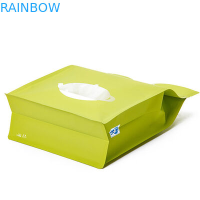 Verpackentaschen des Kraftpapiertees stehen oben Aluminiumkunststoffgehäusetaschen mit Reißverschluss