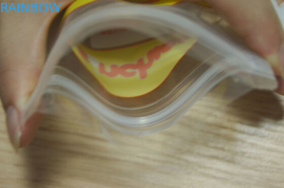 Das wiederverwendbare wasserdichte Tüllen-Beutel-Verpacken steht oben Säuglingsnahrungs-Beutel mit Reißverschluss mit Tülle