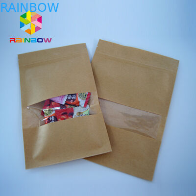 Die kundengebundenen Druckfolie gezeichneten verpackenden Teebeutel, Kraftpapier stehen oben Beutel mit Fenster