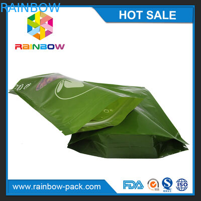 Die grünen Teebeutel, die Druck-Plastik verpacken, stehen oben Tasche mit Reißverschluss mit klarem Fenster