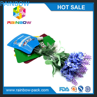 Die wiederversiegelbaren Plastikbeutel, die Druckflüssiges verpacken, stehen oben Tüllen-Beutel mit Reißverschluss