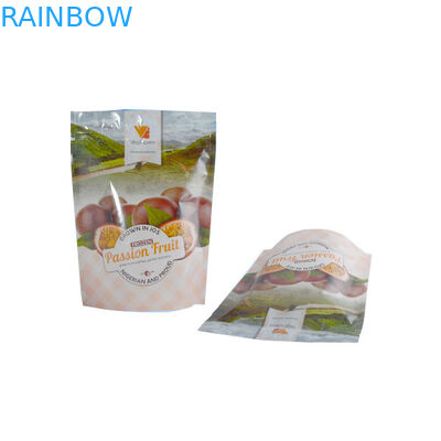 Der Imbiss, der mit Reißverschluss ist, stehen oben die Plastikbeutel, die für das Trockenfrüchte-Verpacken verpacken