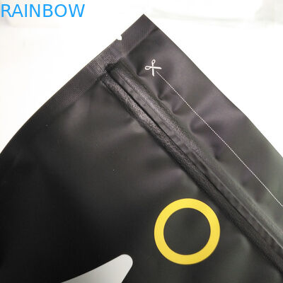 1 Kilogramm 500 Gramm 250 Gramm stehen oben schwarzer Mattkaffee-Verpackentasche mit Spitzenreißverschluss-und Aluminiumfolie innerhalb der Taschen