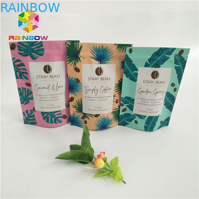 stehen die palstic Reißverschluss lamellierten Kaffeetaschen, die deutlich weiß sind, oben Beutel mit Risskerben den mit Reißverschluss, die für 500g 1kg 3kg verpacken