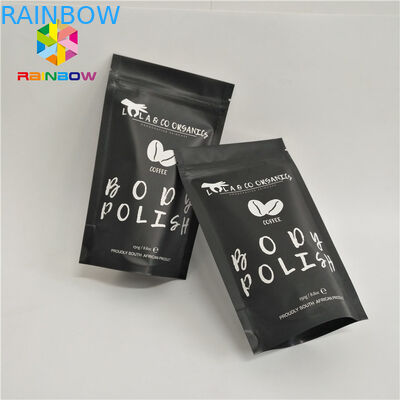 stehen die palstic Reißverschluss lamellierten Kaffeetaschen, die deutlich weiß sind, oben Beutel mit Risskerben den mit Reißverschluss, die für 500g 1kg 3kg verpacken