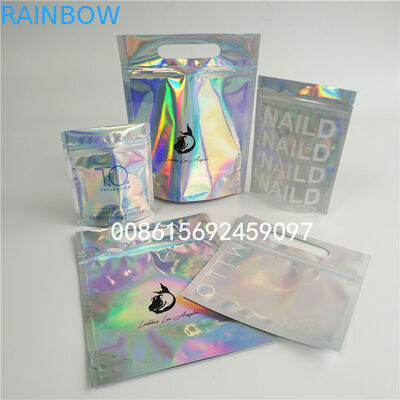Der Gravüren-Druckfolien-Beutel, der glattes Körperpeeling verpackt, bauscht sich mit Reißverschluss/klarem Fenster