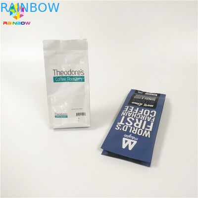 Das Kaffeebohne-Pulver-Verpacken, das gedruckt wird, steht oben die Beutel, die für das Verpacken von trockenen Bohnen Plastik sind