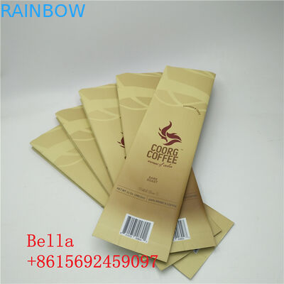 Mattoberflächen stehen oben die Reißverschluss-Beutel-Seiten-Keil-Taschen-Kaffeebohnen, die mit Ventil verpacken