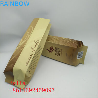 Mattoberflächen stehen oben die Reißverschluss-Beutel-Seiten-Keil-Taschen-Kaffeebohnen, die mit Ventil verpacken