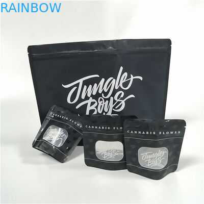 Der dauerhafte Kräuterweihrauch, der Plastiktasche-Plastik-Unkraut mit Reißverschluss verpackt, steht oben Beutel