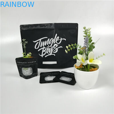 Der dauerhafte Kräuterweihrauch, der Plastiktasche-Plastik-Unkraut mit Reißverschluss verpackt, steht oben Beutel