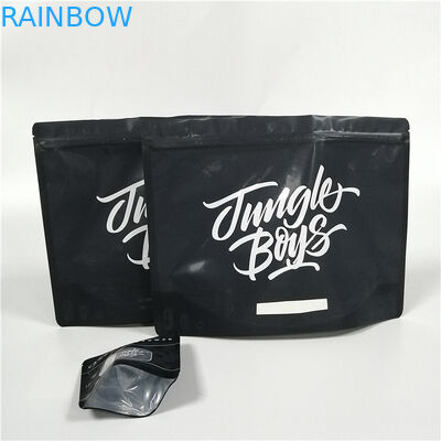 Der dauerhafte Kräuterweihrauch, der Plastiktasche-Plastik-Unkraut mit Reißverschluss verpackt, steht oben Beutel