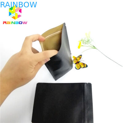 Die schwarze Kraftpapier-Tasche, die kundenspezifisches Logo verpackt, stehen oben Beutel-recyclebaren Zipverschluß