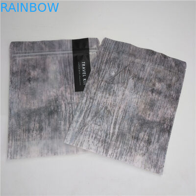 Das Plastik Zipverschluss-Unterseiten-GU-Kosmetik-Verpacken steht oben Plastik-Beutel mit klarer Front