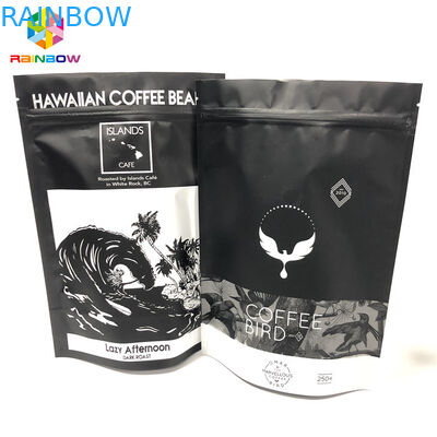 Die Gravüre, die Aluminiumfolie-Taschen, gemahlener Kaffee druckt, stehen oben Reißverschluss-Taschen mit Ventil