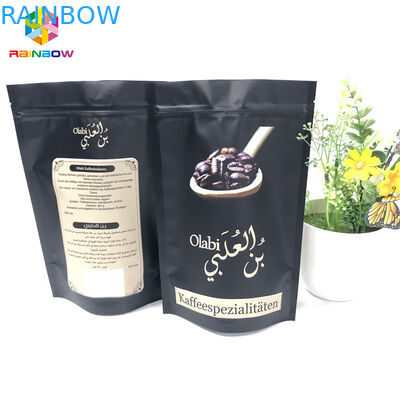 Die Gravüre, die Aluminiumfolie-Taschen, gemahlener Kaffee druckt, stehen oben Reißverschluss-Taschen mit Ventil