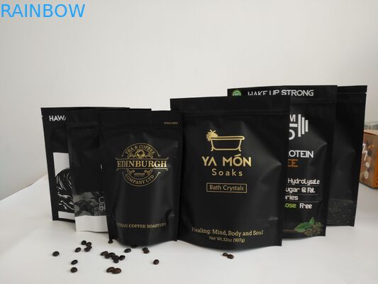 Die Gravüre, die Aluminiumfolie-Taschen, gemahlener Kaffee druckt, stehen oben Reißverschluss-Taschen mit Ventil