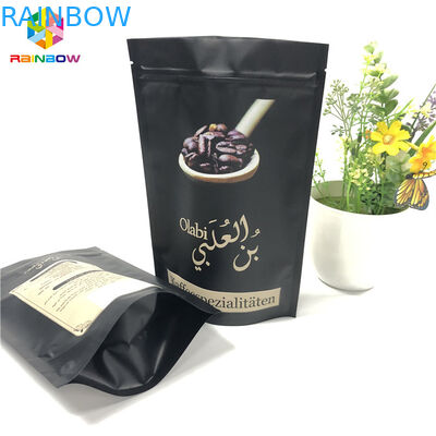 Die Gravüre, die Aluminiumfolie-Taschen, gemahlener Kaffee druckt, stehen oben Reißverschluss-Taschen mit Ventil