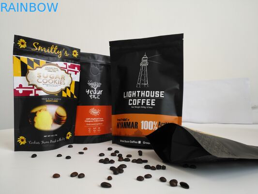 Die Gravüre, die Aluminiumfolie-Taschen, gemahlener Kaffee druckt, stehen oben Reißverschluss-Taschen mit Ventil