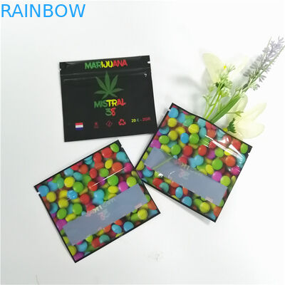 Transparenter Kräuterweihrauch, der der kleiner klare Seitenaluminiumfolie des Reißverschluss-verpackt