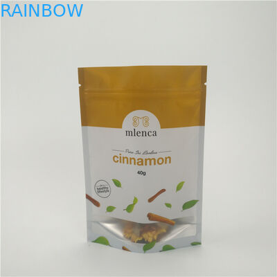 Weiße Hintergrund-Reißverschluss-MattKosmetiktaschen stehen oben Zimt Doypack 40g