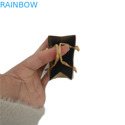 Kleine kundengebundene Papiertüten stehen oben das Geschenk-Süßigkeits-Verpacken der Lebensmittel mit Griff