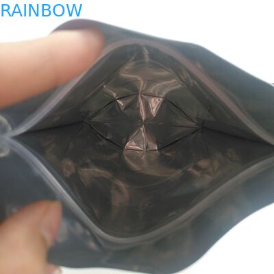 Feuchtigkeitsfeste Keks-Nuts mit Reißverschluss stehen oben Beutel