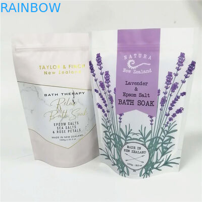 Körperpeeling stehen oben Aluminiumfolietasche mit Reißverschluss für rosafarbenes essention Salz