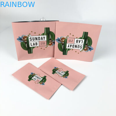 Die Trockenblume, die rosa Hitze-Plastik-Taschen-Druckmitte verpackt, versiegelte Seite des Beutel-drei