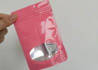 Verschiedene Farbplastikbeutel, die offenbar Schokoladen-Frucht-Süßigkeits-Taschen mit Fenster verpacken