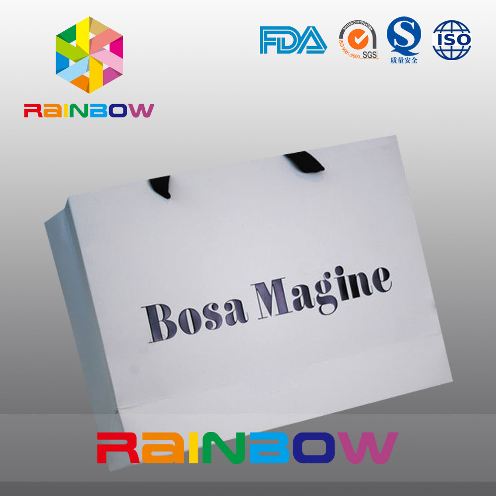 Umweltfreundliche kundengebundene Papiertüten mit Griff für das Kleiderverpacken