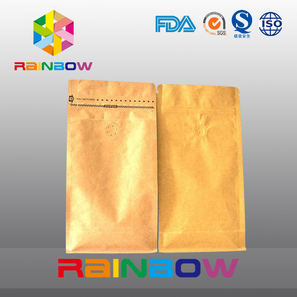 Unterer Keil stehen oben Taschen mit Reißverschluss für den Kaffee, der mit Ventil verpackt