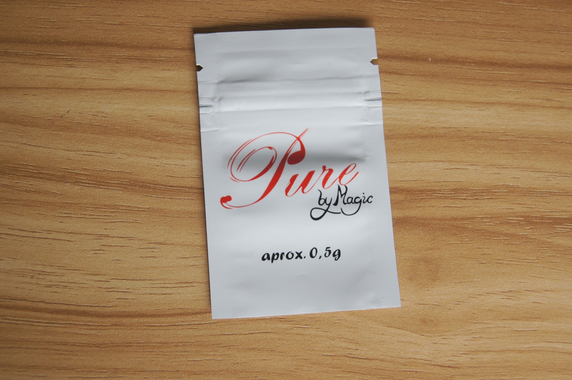 Das glänzende weiße kleine Düngemittel mit Reißverschluss, das Plastikselbstdichtung verpackt, sackt Klage für wachsende Anlagen ein