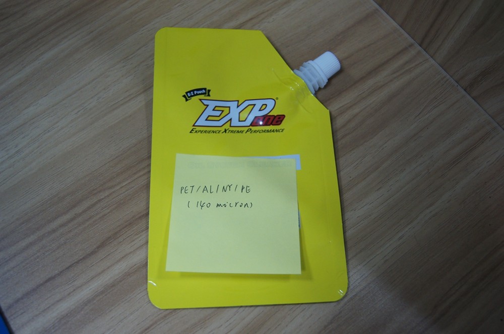 Lamelliert stehen Sie oben den Tüllen-Beutel, der mit Seitentüllen-Schmieröl-Verpackentasche verpackt