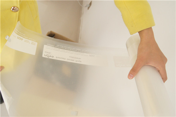 Plastiknylon-PET Material und Prägungsdie oberfläche, die Verpackentasche des Handelsklassenahrungsmittelrettervakuumeichmeisters behandelt, rollt