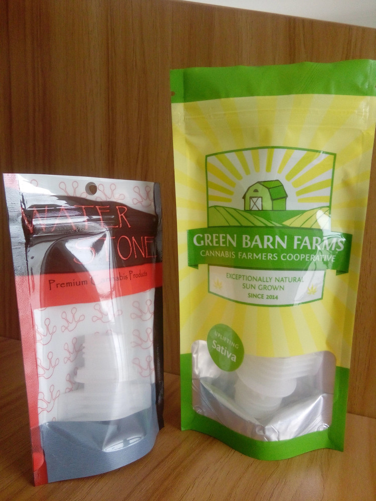 Stehen Sie oben den Plastikbehälter, der mit Hanf-Samen/Noni-Taschen mit Reißverschluss gefüllt wird