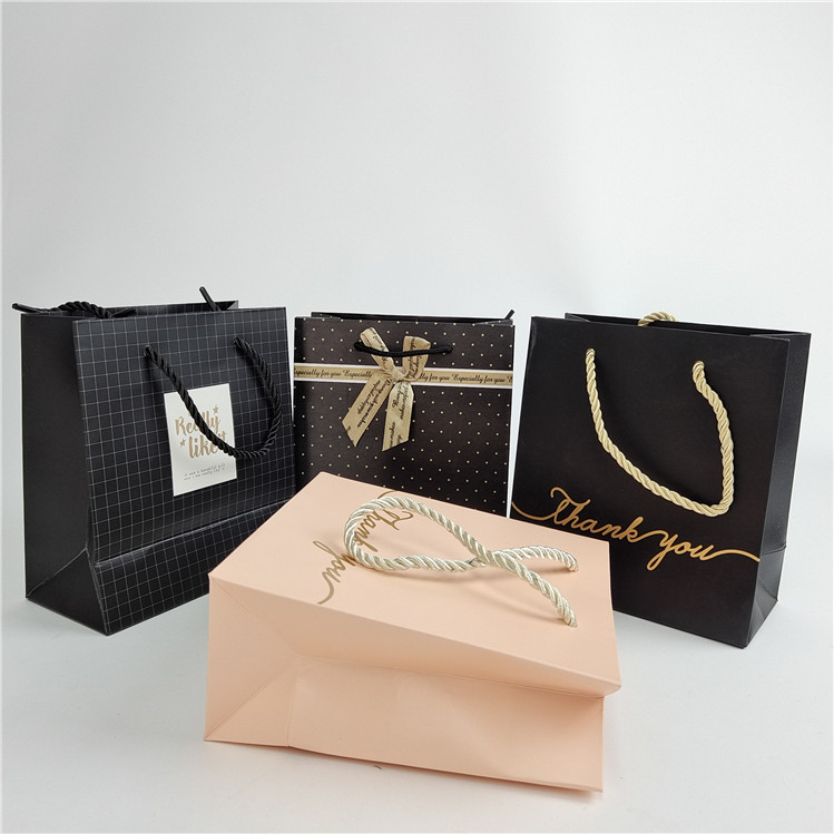 Hochwertiges, individuelles, digitales Drucklogo, gedruckte Einkaufspapiertüte, Verpackung Weiß 110 Gramm wiederverwendbar